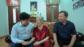 ប្រធានគណៈកម្មាធិការប្រជាជនខេត្ត លោក Le Van Dung បានទៅសួរសុខទុក្ខគ្រួសារអតីតលេខាគណៈកម្មាធិការបក្សខេត្ត Quang Nam