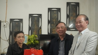 អនុប្រធានក្រុមប្រឹក្សាប្រជាជនខេត្ត Tran Xuan Vinh បានទៅសួរសុខទុក្ខគ្រួសារគោលនយោបាយនៅទីក្រុង Hoi An