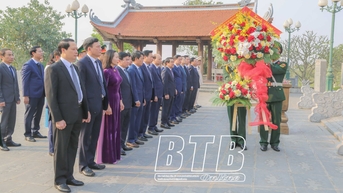 Dâng hương tưởng niệm Chủ tịch Hồ Chí Minh, đồng chí Nguyễn Đức Cảnh, mẹ Việt Nam anh hùng và các anh hùng liệt sĩ