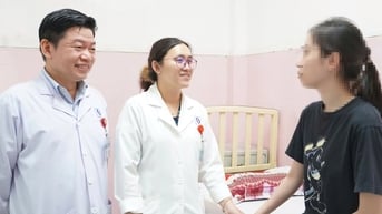Điều trị cho bé gái 14 tuổi mắc bệnh hiếm gặp, người nhà tưởng bị 'ma nhập'