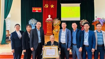Nghĩa Đàn: Trao Huy hiệu 75 năm tuổi Đảng cho đảng viên lão thành