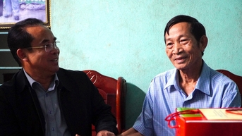 Phó Chủ tịch UBND tỉnh Trần Anh Tuấn thăm, tặng quà người có công cách mạng huyện Phú Ninh