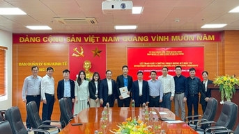Ban Quản lý khu kinh tế tỉnh trao giấy chứng nhận đầu tư