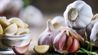 Mua tỏi nên chọn loại màu tím hay màu trắng?
