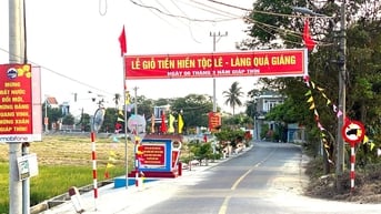 Như trẻ thơ chân sáo về làng...