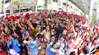 Hàng nghìn khán giả mặc Việt phục, đợi concert Anh trai vượt ngàn chông gai