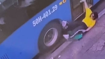 Nữ sinh xuống xe buýt ngã nhào, hoảng loạn khi nằm sát bánh xe
