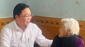 Lãnh đạo tỉnh thăm, tặng quà người có công tại huyện Bắc Trà My