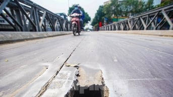 Cận cảnh những cây cầu xuống cấp, hoen rỉ ở Hà Nội