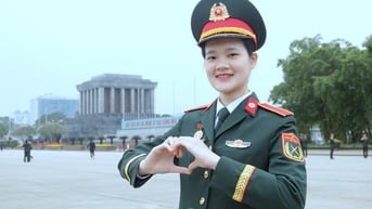 Chân dung nữ thủ khoa áo lính tài sắc
