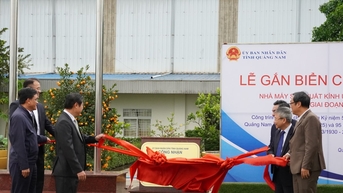 Gắn biển công trình Nhà máy kính Ức Thịnh chào mừng 50 năm giải phóng Quảng Nam