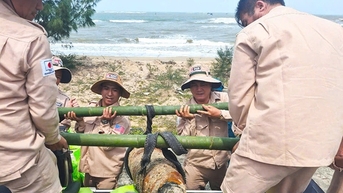 Giật mình thấy bom "khủng" nằm ngay bãi biển