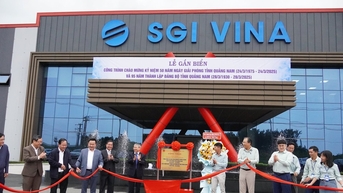 Gắn biển công trình Nhà máy nam châm từ tính SGI chào mừng 50 năm giải phóng Quảng Nam