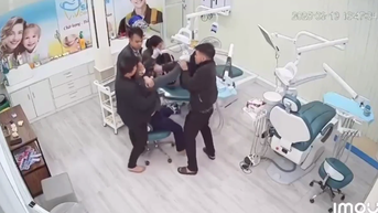 Làm rõ việc thanh niên đang khám răng cho trẻ em bị 3 người lao vào đánh túi bụi