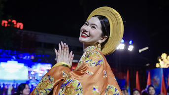 Thiếu nữ mang Việt phục, biểu diễn trên đường phố TPHCM