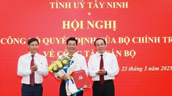 Trao quyết định của Bộ Chính trị về công tác cán bộ tại Tây Ninh