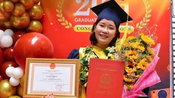 Bí quyết trở thành thủ khoa toàn trường của "bà mẹ U40"