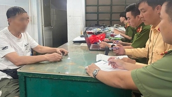 Công an xử phạt người nước ngoài cưỡi vali ở quận 1