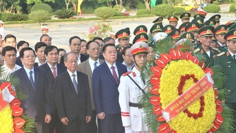 Trưởng Ban Tuyên giáo và Dân vận Trung ương dâng hương tưởng niệm Anh hùng Liệt sỹ tại Quảng Nam