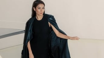 Cách mặc váy xẻ tà cho mùa hè 2025