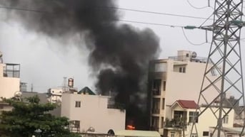 Nhà trong khu dân cư ở TPHCM cháy ngùn ngụt