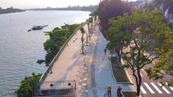 Vỉa hè đường ven sông ở Đà Nẵng có lối đi riêng cho xe đạp