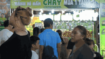 영상: 호치민시에서 빵을 사는 사람들