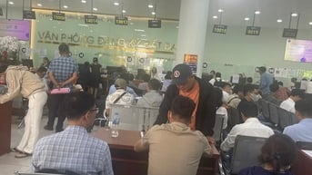Giao dịch bất động sản ở TP HCM nhộn nhịp trở lại, văn phòng đăng ký đất đai đông nghẹt người