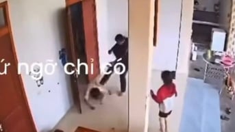 Phẫn nộ người đàn ông dùng gậy inox đánh tới tấp vợ con ở Nghệ An