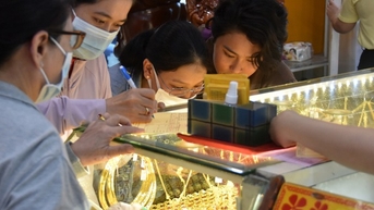 Giá vàng miếng SJC và vàng nhẫn biến động lạ sáng nay