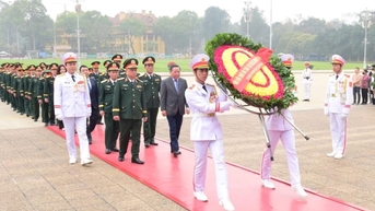 Lực lượng dân quân tự vệ báo công dâng Bác nhân Ngày truyền thống