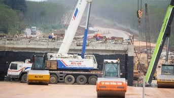 Tất bật lắp hộ lan cao tốc Vạn Ninh