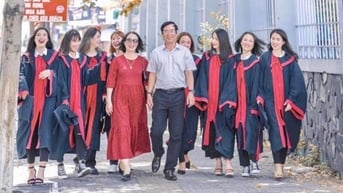 Sinh 8 con gái bị gièm pha, vợ chồng nhận 'lộc trời thương' tuổi xế chiều