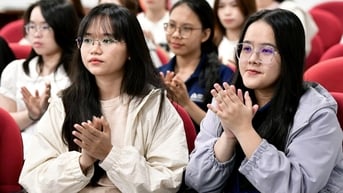 Sinh viên Trường đại học Hoa Sen học thực hành tại báo Tuổi Trẻ