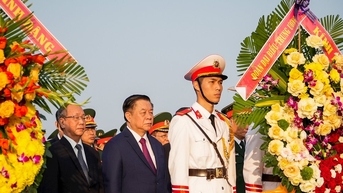 Trưởng ban Tuyên giáo và Dân vận Trung ương Nguyễn Trọng Nghĩa dâng hương các anh hùng liệt sĩ, Mẹ Việt Nam anh hùng tại Quảng Nam