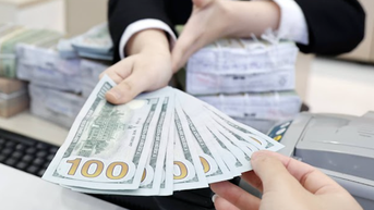 Tỉ giá USD trong nước bất ngờ tăng cao dù thế giới giảm sâu, vì sao?