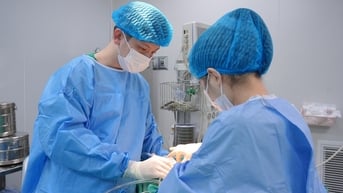 Chi hàng chục triệu tiêm filler ‘nâng ngực, độn mông’ rồi nhập viện vì biến chứng