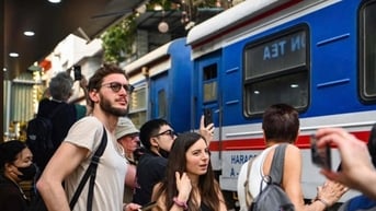 Hàng trăm du khách bị mời ra khỏi phố cà phê đường tàu