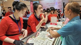 Giá vàng "lao dốc không phanh", rời xa mốc 100 triệu đồng