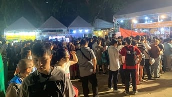 Vì sao khách xếp hàng cả tiếng để mua 1-2 ổ bánh mì tại lễ hội ở TP HCM?