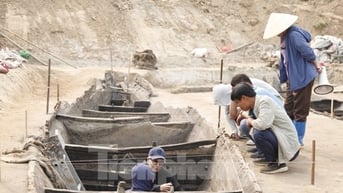 Hình ảnh khai quật khẩn cấp hai thuyền cổ ở Bắc Ninh