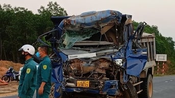 Xe tải va chạm xe khách, nam tài xế mắc kẹt trong cabin