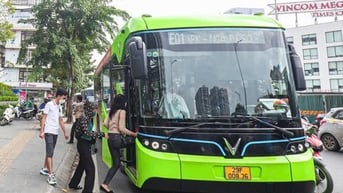 Hà Nội tính chuyện chuyển đổi xanh toàn bộ taxi, xe cá nhân