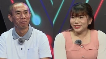 Dù chưa đồng ý hẹn hò, trai tân U50 đã ôm chặt mẹ đơn thân trên sân khấu