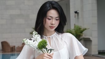 Diện váy trắng cho mùa hè đầy nắng