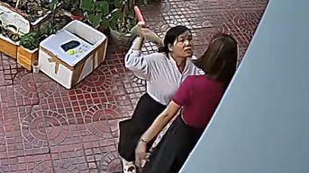 Hai mẹ con bị vợ chồng hàng xóm chửi bới, đánh tới tấp trước cửa nhà