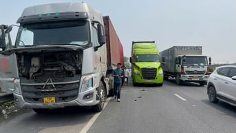 Ô tô con mất lái gây tai nạn liên hoàn trên quốc lộ 5 đoạn qua Kim Thành