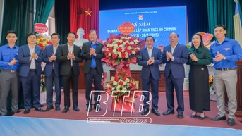 Các đồng chí lãnh đạo tỉnh chúc mừng cán bộ, đoàn viên, thanh niên nhân ngày thành lập Đoàn TNCS Hồ Chí Minh