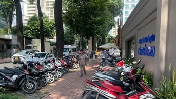 Vỉ sao bãi bỏ quyết định 32 về thu phí sử dụng vỉa hè ở TP HCM ?