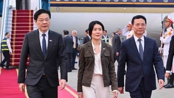 Bộ trưởng Nguyễn Mạnh Hùng đón Thủ tướng Singapore và Phu nhân tại sân bay Nội Bài